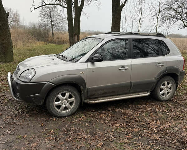 Серый Хендай Туксон, объемом двигателя 1.99 л и пробегом 215 тыс. км за 5980 $, фото 2 на Automoto.ua