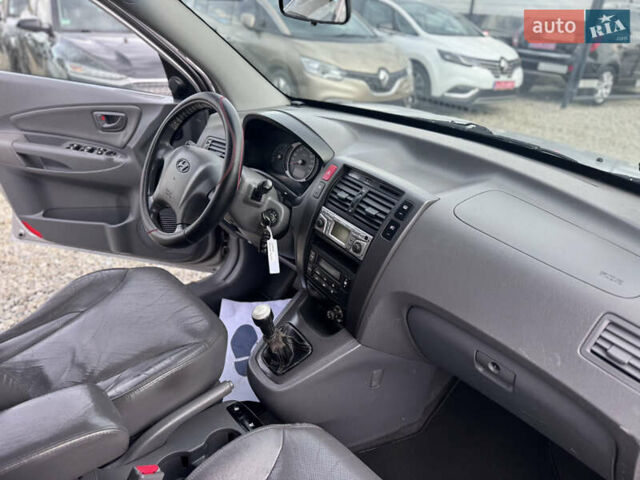 Серый Хендай Туксон, объемом двигателя 2 л и пробегом 155 тыс. км за 6989 $, фото 51 на Automoto.ua