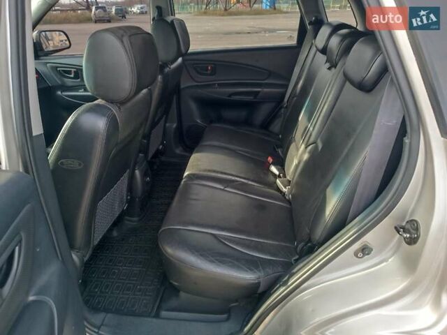 Серый Хендай Туксон, объемом двигателя 1.98 л и пробегом 181 тыс. км за 7000 $, фото 11 на Automoto.ua