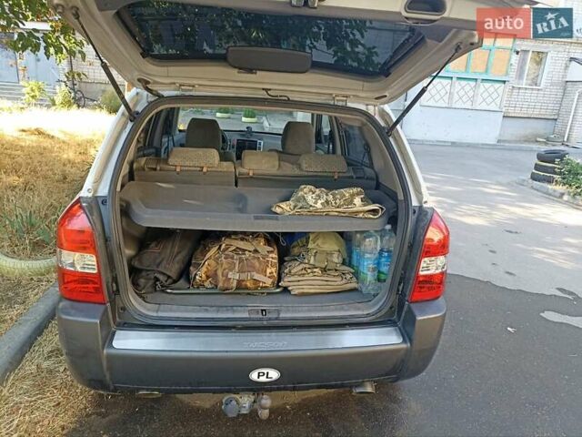 Сірий Хендай Туксон, об'ємом двигуна 2 л та пробігом 320 тис. км за 4200 $, фото 8 на Automoto.ua