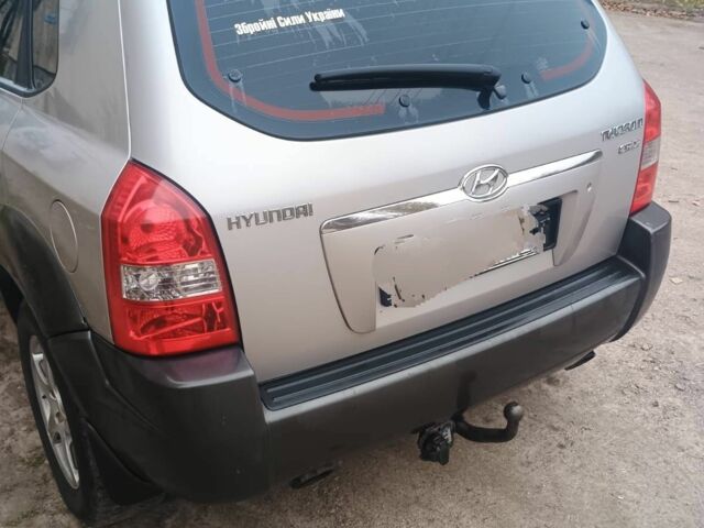 Сірий Хендай Туксон, об'ємом двигуна 2 л та пробігом 267 тис. км за 5600 $, фото 2 на Automoto.ua