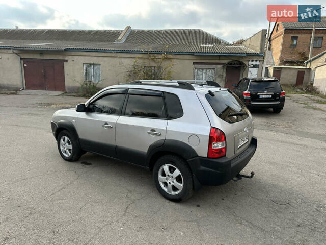 Сірий Хендай Туксон, об'ємом двигуна 2 л та пробігом 250 тис. км за 5850 $, фото 3 на Automoto.ua