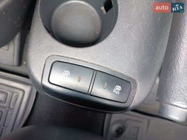 Серый Хендай Туксон, объемом двигателя 1.98 л и пробегом 181 тыс. км за 7000 $, фото 16 на Automoto.ua