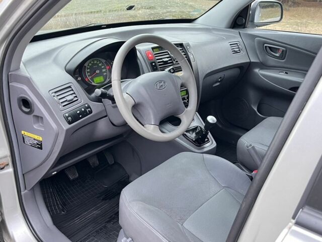 Сірий Хендай Туксон, об'ємом двигуна 2 л та пробігом 187 тис. км за 7650 $, фото 4 на Automoto.ua