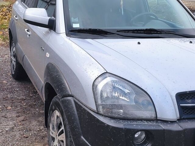 Серый Хендай Туксон, объемом двигателя 2 л и пробегом 264 тыс. км за 4500 $, фото 2 на Automoto.ua