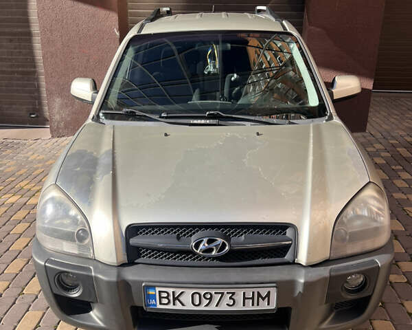 Серый Хендай Туксон, объемом двигателя 2 л и пробегом 285 тыс. км за 6500 $, фото 1 на Automoto.ua