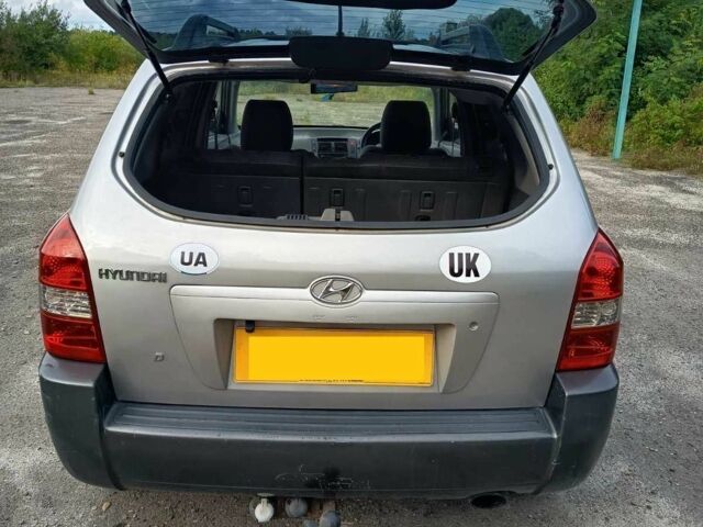 Серый Хендай Туксон, объемом двигателя 2 л и пробегом 196 тыс. км за 3500 $, фото 4 на Automoto.ua
