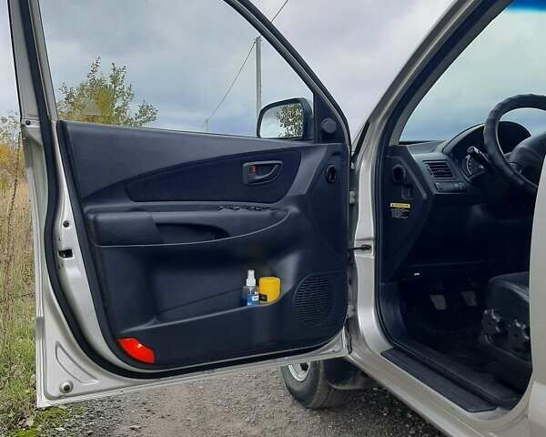 Хендай Туксон 2005 у Рівному на Automoto.ua Сірий Хендай Туксон, об'ємом двигуна 2 л та пробігом 220 тис. км за 6900 $, фото 12 на Automoto.ua
