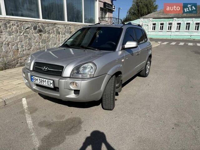 Серый Хендай Туксон, объемом двигателя 1.98 л и пробегом 275 тыс. км за 7500 $, фото 2 на Automoto.ua