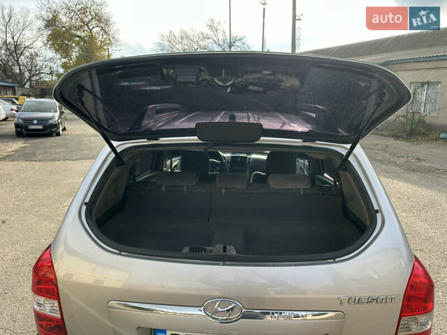 Сірий Хендай Туксон, об'ємом двигуна 2 л та пробігом 250 тис. км за 5850 $, фото 15 на Automoto.ua