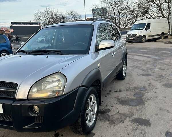 Серый Хендай Туксон, объемом двигателя 1.98 л и пробегом 220 тыс. км за 6800 $, фото 5 на Automoto.ua