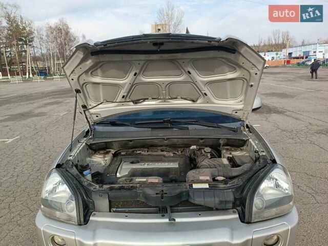 Серый Хендай Туксон, объемом двигателя 1.98 л и пробегом 181 тыс. км за 7000 $, фото 23 на Automoto.ua