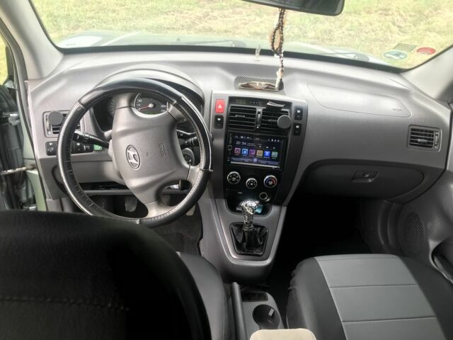 Серый Хендай Туксон, объемом двигателя 2 л и пробегом 240 тыс. км за 8100 $, фото 3 на Automoto.ua