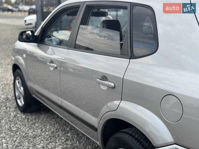 Серый Хендай Туксон, объемом двигателя 2 л и пробегом 155 тыс. км за 6989 $, фото 11 на Automoto.ua