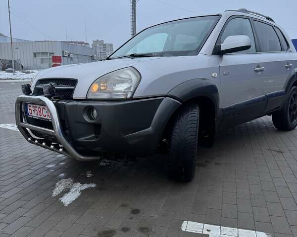 Сірий Хендай Туксон, об'ємом двигуна 1.99 л та пробігом 187 тис. км за 6000 $, фото 2 на Automoto.ua