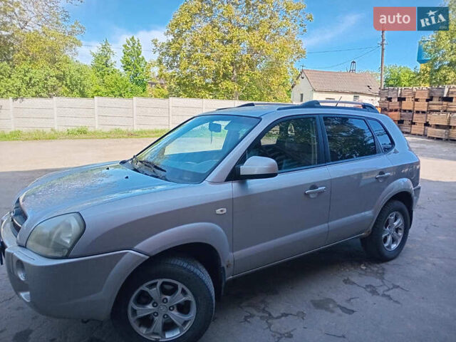 Сірий Хендай Туксон, об'ємом двигуна 1.98 л та пробігом 270 тис. км за 6800 $, фото 1 на Automoto.ua
