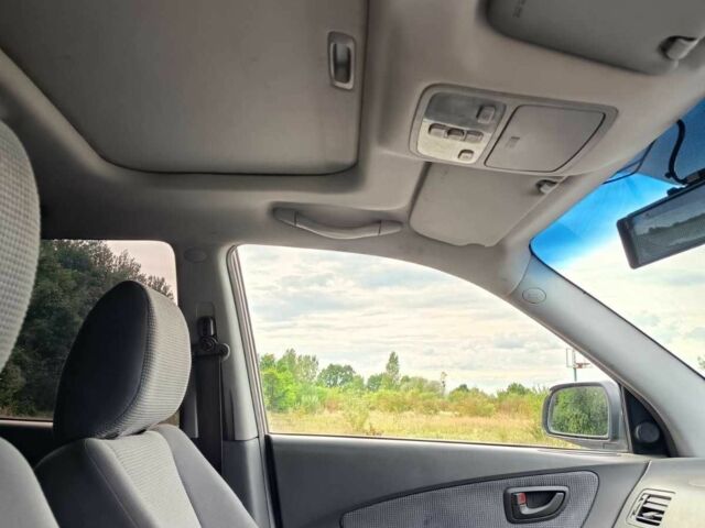 Серый Хендай Туксон, объемом двигателя 2 л и пробегом 196 тыс. км за 3500 $, фото 9 на Automoto.ua