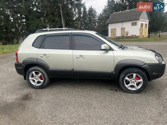 Серый Хендай Туксон, объемом двигателя 1.98 л и пробегом 205 тыс. км за 6700 $, фото 23 на Automoto.ua