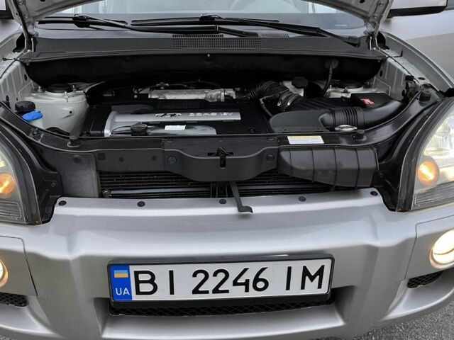 Сірий Хендай Туксон, об'ємом двигуна 2 л та пробігом 187 тис. км за 7650 $, фото 19 на Automoto.ua