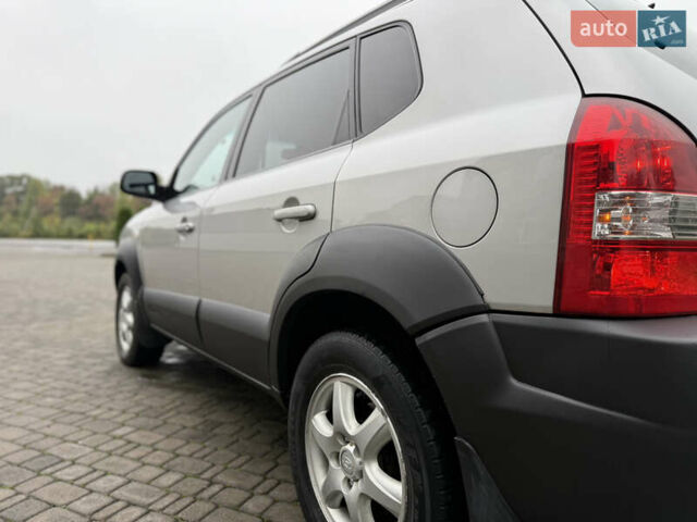 Сірий Хендай Туксон, об'ємом двигуна 1.99 л та пробігом 252 тис. км за 7700 $, фото 13 на Automoto.ua