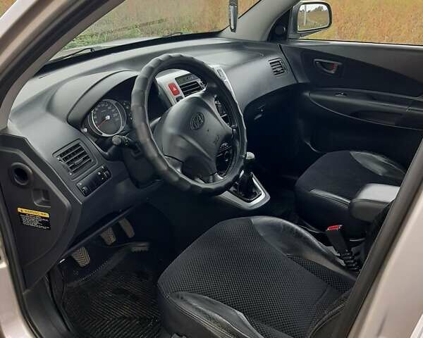Хендай Туксон 2005 у Рівному на Automoto.ua Сірий Хендай Туксон, об'ємом двигуна 2 л та пробігом 220 тис. км за 6900 $, фото 10 на Automoto.ua