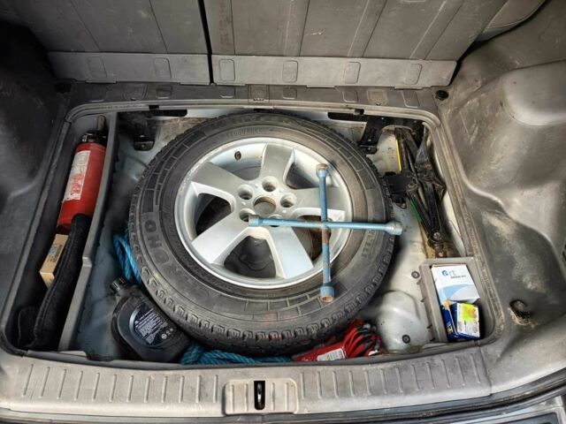 Серый Хендай Туксон, объемом двигателя 2 л и пробегом 196 тыс. км за 3500 $, фото 6 на Automoto.ua