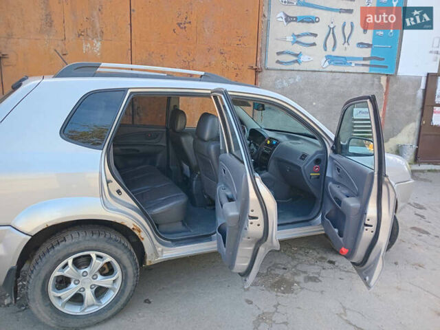 Сірий Хендай Туксон, об'ємом двигуна 1.98 л та пробігом 270 тис. км за 6800 $, фото 4 на Automoto.ua