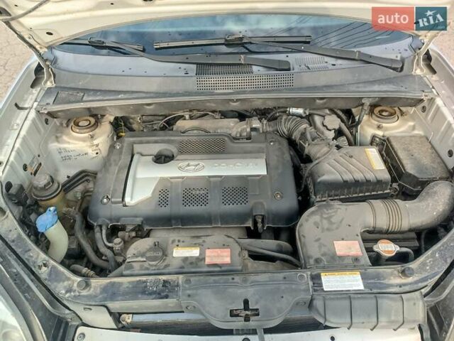 Серый Хендай Туксон, объемом двигателя 1.98 л и пробегом 181 тыс. км за 7000 $, фото 26 на Automoto.ua