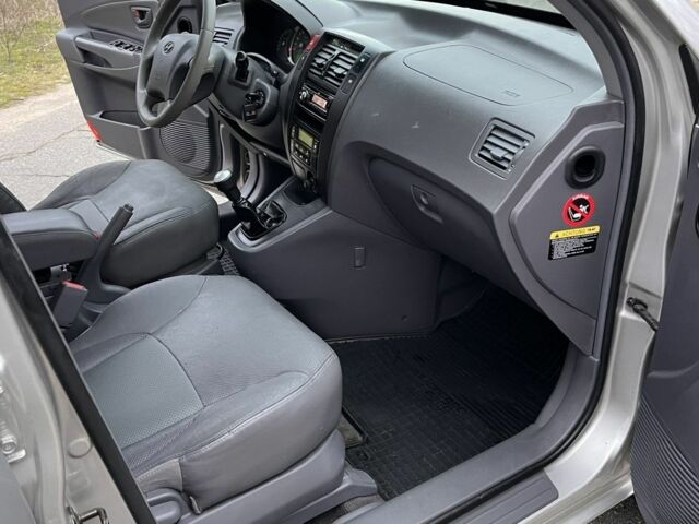 Сірий Хендай Туксон, об'ємом двигуна 2 л та пробігом 187 тис. км за 7650 $, фото 11 на Automoto.ua