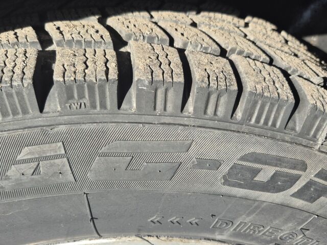 Сірий Хендай Туксон, об'ємом двигуна 2 л та пробігом 250 тис. км за 4132 $, фото 6 на Automoto.ua