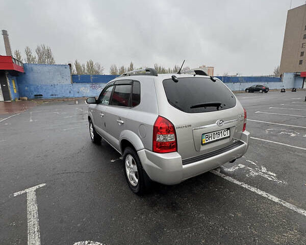 Серый Хендай Туксон, объемом двигателя 2 л и пробегом 163 тыс. км за 8350 $, фото 3 на Automoto.ua