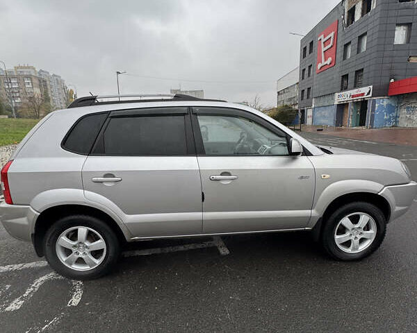 Серый Хендай Туксон, объемом двигателя 2 л и пробегом 163 тыс. км за 8350 $, фото 5 на Automoto.ua