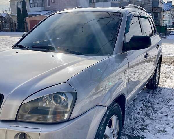 Серый Хендай Туксон, объемом двигателя 1.98 л и пробегом 250 тыс. км за 7900 $, фото 1 на Automoto.ua