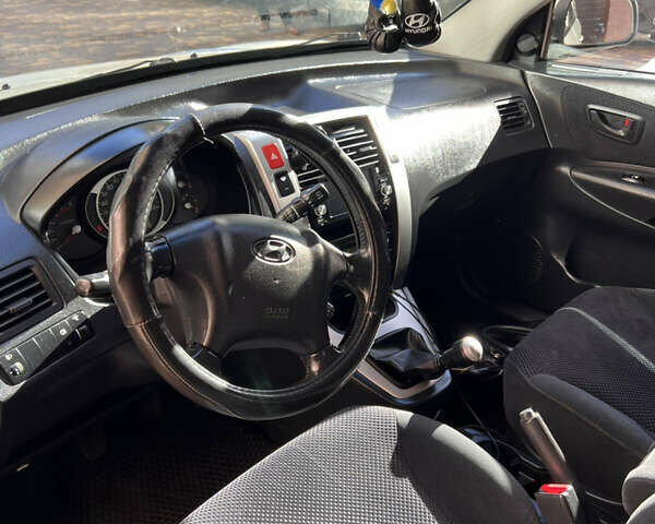 Серый Хендай Туксон, объемом двигателя 2 л и пробегом 285 тыс. км за 6500 $, фото 5 на Automoto.ua