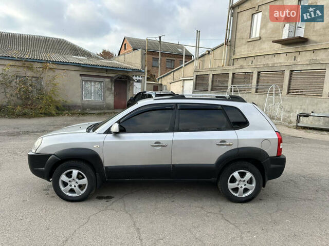 Сірий Хендай Туксон, об'ємом двигуна 2 л та пробігом 250 тис. км за 5850 $, фото 2 на Automoto.ua