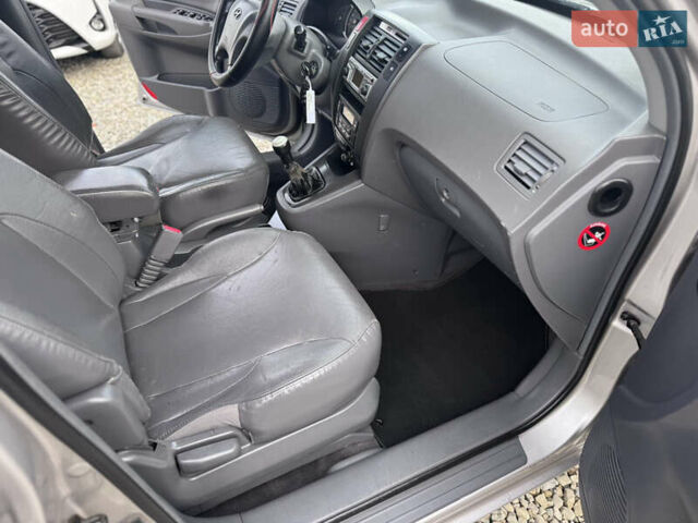 Серый Хендай Туксон, объемом двигателя 2 л и пробегом 155 тыс. км за 6989 $, фото 49 на Automoto.ua