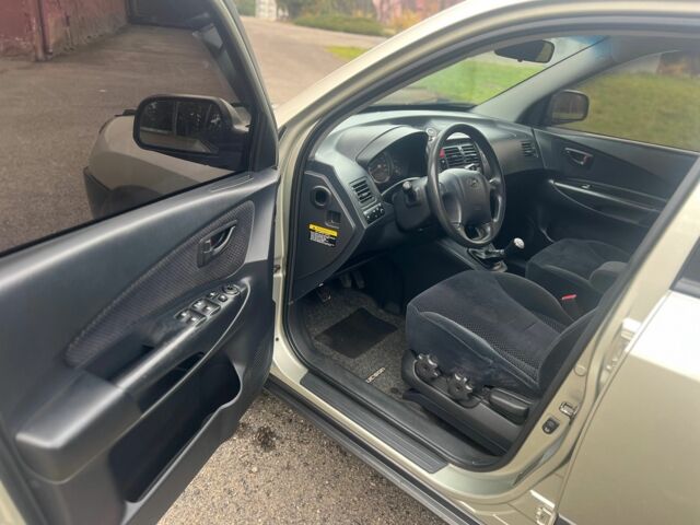 Серый Хендай Туксон, объемом двигателя 2 л и пробегом 205 тыс. км за 6700 $, фото 13 на Automoto.ua