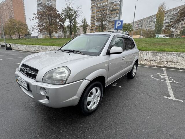 Серый Хендай Туксон, объемом двигателя 2 л и пробегом 163 тыс. км за 8350 $, фото 1 на Automoto.ua