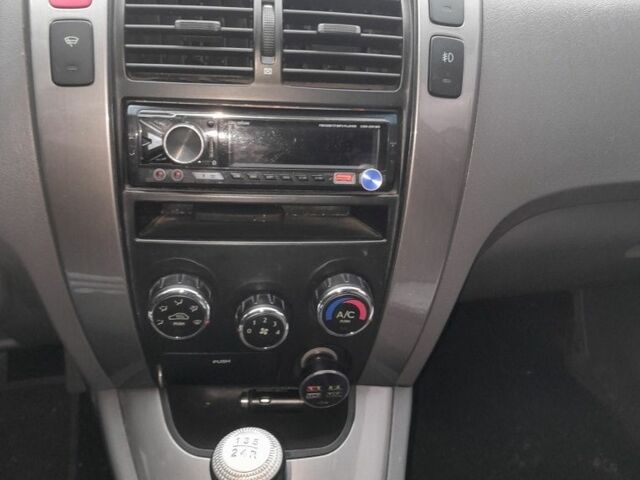 Сірий Хендай Туксон, об'ємом двигуна 2 л та пробігом 310 тис. км за 3884 $, фото 8 на Automoto.ua