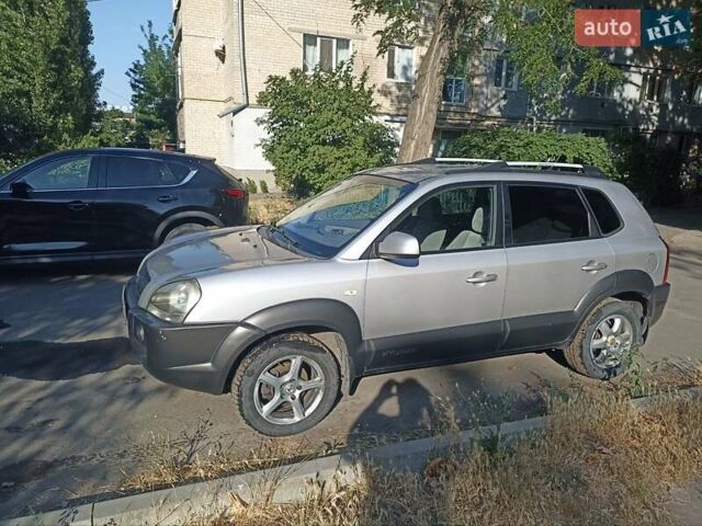 Сірий Хендай Туксон, об'ємом двигуна 2 л та пробігом 320 тис. км за 4200 $, фото 1 на Automoto.ua