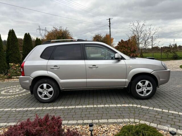 Серый Хендай Туксон, объемом двигателя 2 л и пробегом 210 тыс. км за 2350 $, фото 2 на Automoto.ua