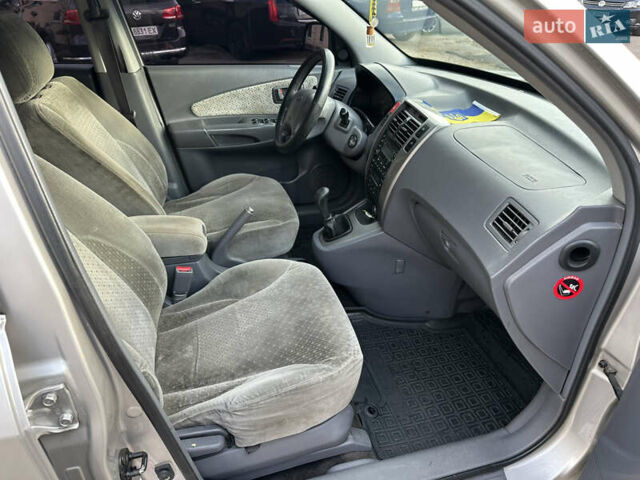 Сірий Хендай Туксон, об'ємом двигуна 2 л та пробігом 250 тис. км за 5850 $, фото 8 на Automoto.ua