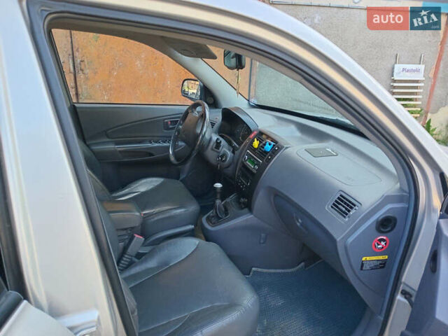 Сірий Хендай Туксон, об'ємом двигуна 1.98 л та пробігом 270 тис. км за 6800 $, фото 6 на Automoto.ua