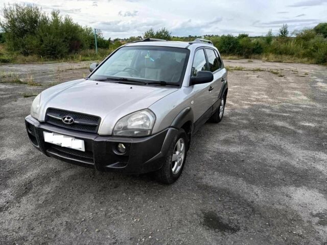 Серый Хендай Туксон, объемом двигателя 2 л и пробегом 196 тыс. км за 3500 $, фото 1 на Automoto.ua