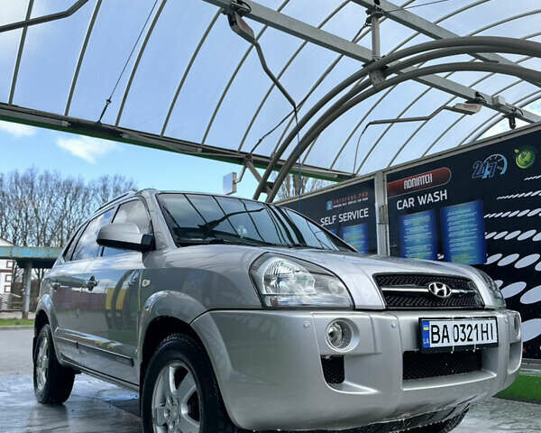 Серый Хендай Туксон, объемом двигателя 1.99 л и пробегом 295 тыс. км за 7450 $, фото 2 на Automoto.ua