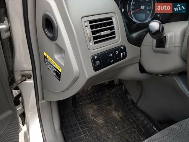 Серый Хендай Туксон, объемом двигателя 1.98 л и пробегом 267 тыс. км за 7200 $, фото 14 на Automoto.ua