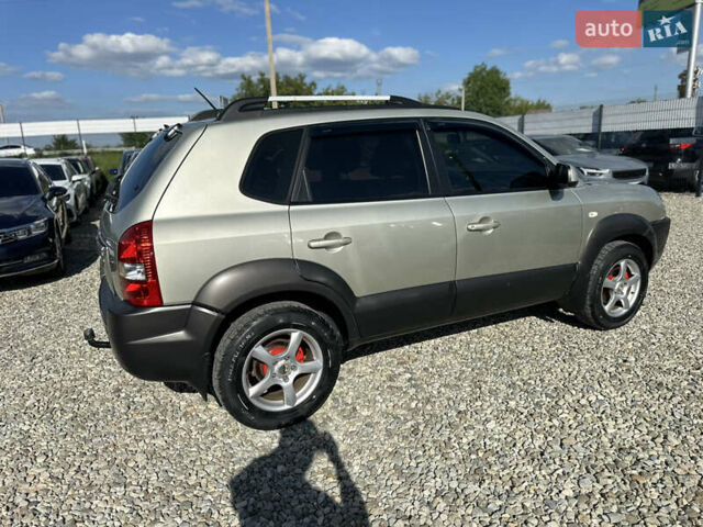 Сірий Хендай Туксон, об'ємом двигуна 1.98 л та пробігом 207 тис. км за 6900 $, фото 12 на Automoto.ua