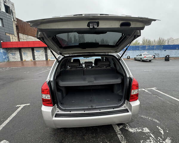 Серый Хендай Туксон, объемом двигателя 2 л и пробегом 163 тыс. км за 8350 $, фото 11 на Automoto.ua