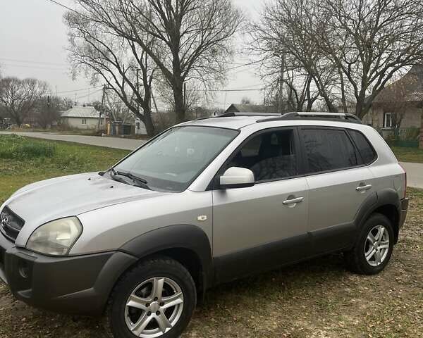 Серый Хендай Туксон, объемом двигателя 1.98 л и пробегом 269 тыс. км за 7300 $, фото 1 на Automoto.ua