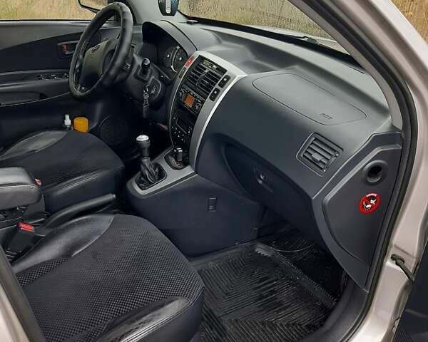 Хендай Туксон 2005 у Рівному на Automoto.ua Сірий Хендай Туксон, об'ємом двигуна 2 л та пробігом 220 тис. км за 6900 $, фото 2 на Automoto.ua